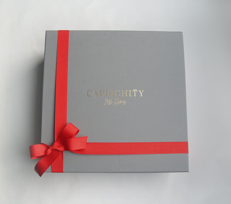 Caja de regalo elegante con lazo rojo