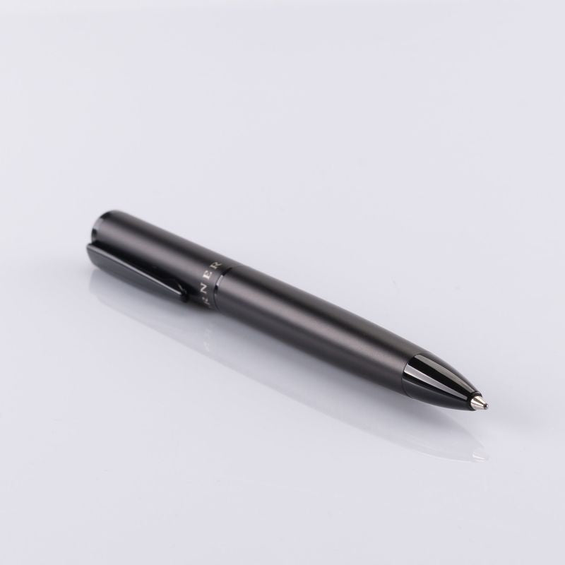El bolígrafo Hörner Silva color negro combina una elegancia sencilla con una calidad superior. Su mano de obra de alta calidad le da una longevidad que puede disfrutar durante mucho tiempo. 14 cm. Fabricado en latón.