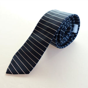 Corbata azul marino con línea gris, fabricada en Italia. Limpieza en seco. 140 cm x 6 cm. Jacquard 100% Poliéster.