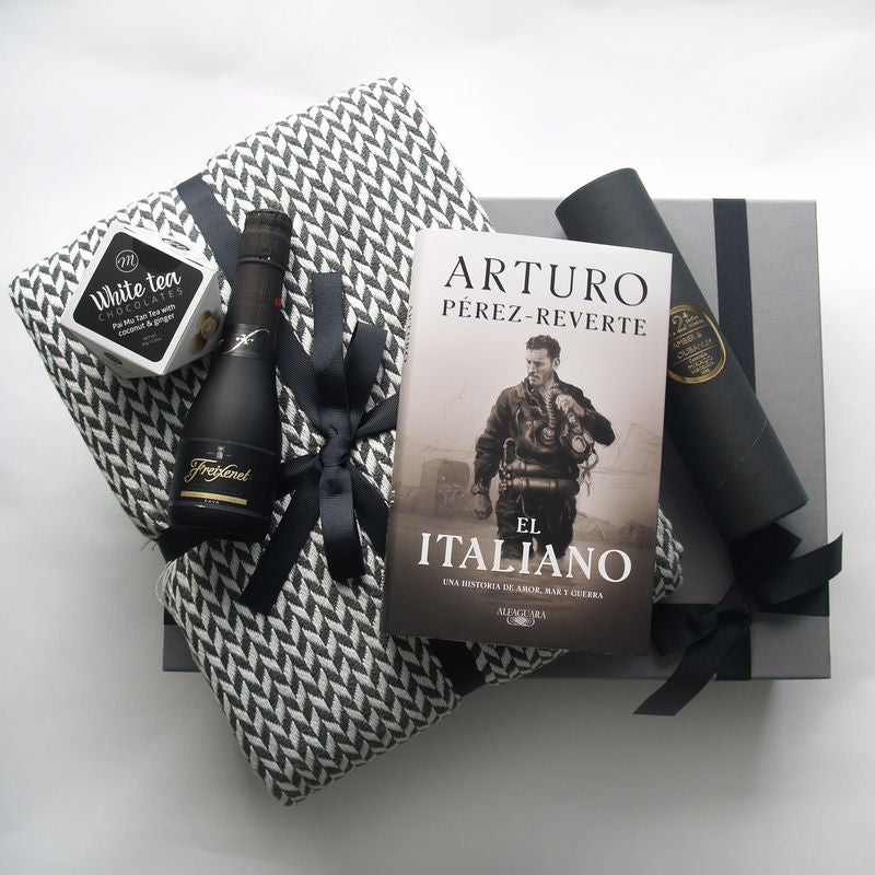 Caja de regalo original para el día del padre que incluye el libro "El Italiano" de Arturo Pérez-Reverte, chocolate y una botella de cava Freixenet. Regala un momento de relax.