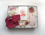 Cargar imagen en el visor de la galería, Caja de regalo con varios productos únicos como un body para bebé, sonajero y otros productos para el bebé.
