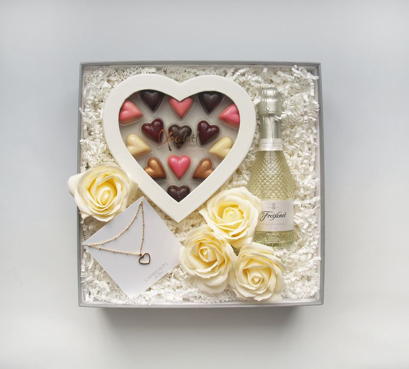 Caja regalo San Valentín. Regalo ideal para tu pareja, novio, novia, esposo, mujer,… Incluye: caja de bombones, collar corazón, prosecco y flores de jabón.